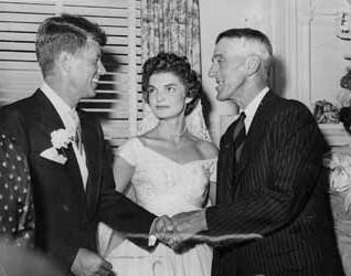 莱弗里特·索尔顿斯托尔、杰奎琳·肯尼迪和约翰·F·肯尼迪. 肯尼迪在肯尼迪的婚礼上，1953年9月12日黑白照片
