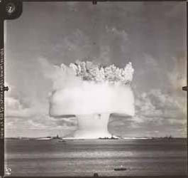 第二次比基尼环礁原子弹试验[爆炸后2秒]，1946年7月25日摄